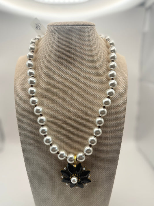 Black Flower Pearl Necklace